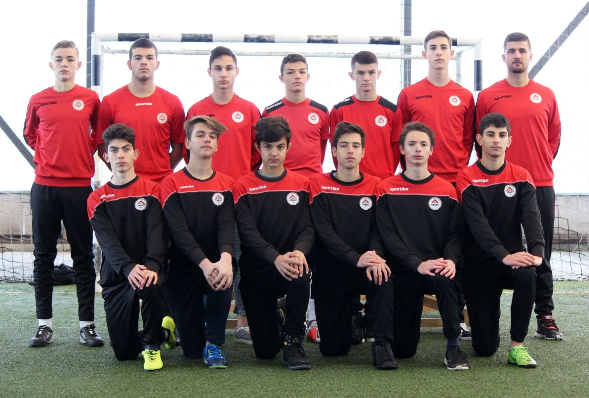 Zoom in Юноши младша възраст